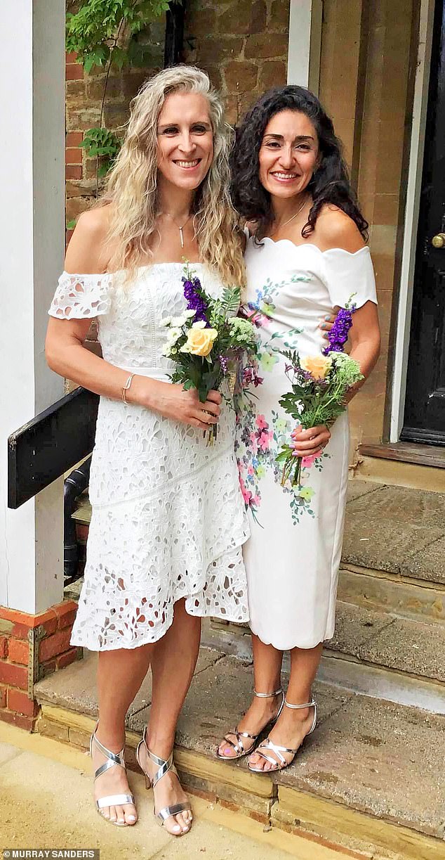 Cô Sandra (phải) đã chấp nhận lời cầu hôn của cô Zoe (trái) năm 2018. Họ sẽ tổ chức đám cưới vào giữa tháng 7/2022