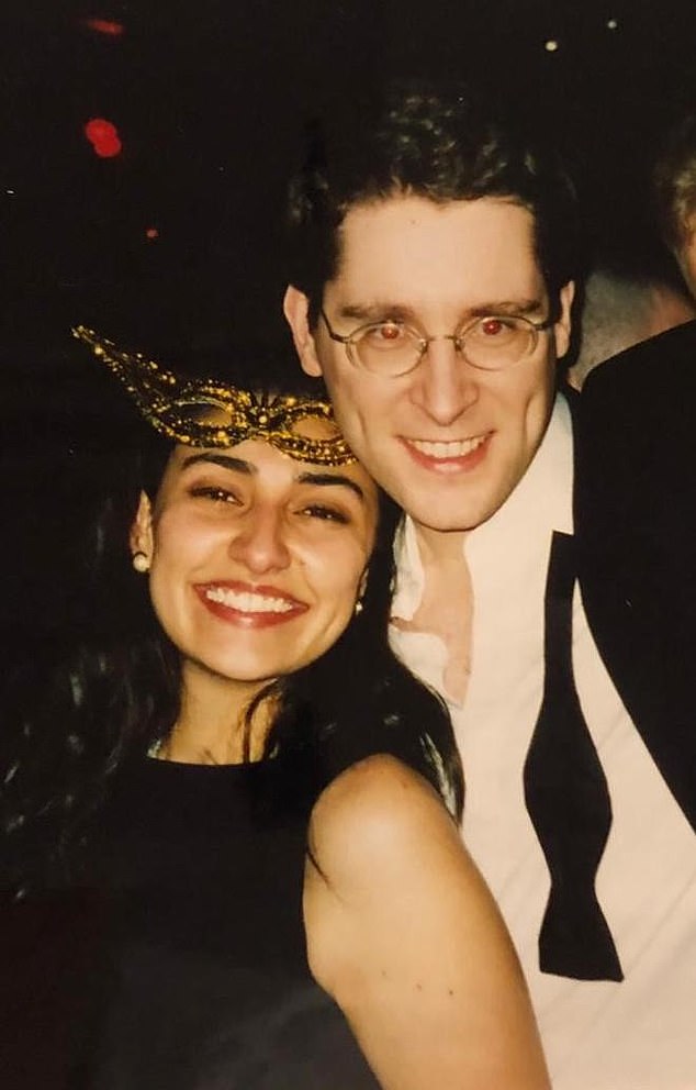 Cô Sandra (trái) và anh Mike (phải) trong lần gặp gỡ tại thành phố Bogota (Colombia) vào năm 1998