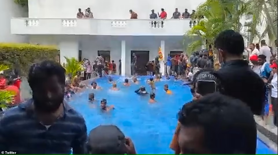 Người biểu tình nhảy xuống hồ bơi trong dinh thự của Tổng thống Gotabaya Rajapaksa