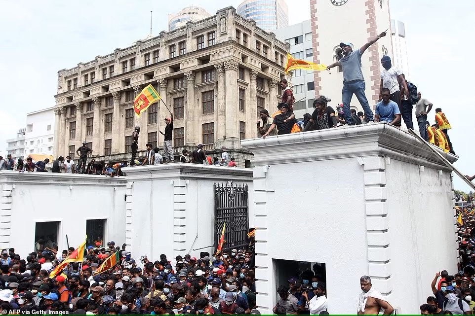 Người biểu tình xông vào Dinh thự Tổng thống ở Colombo vì tức giận trước cuộc khủng hoảng kinh tế