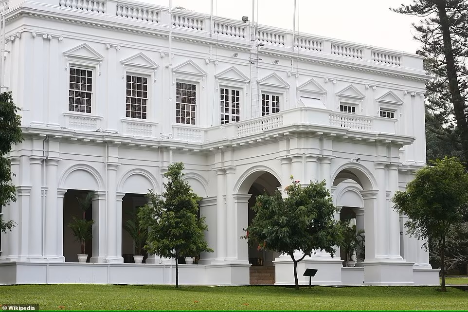 Dinh thự Tổng thống được xây dựng vào năm 1804, trước đây là nơi ở của Thống đốc và Tổng thống đốc Anh và được gọi là Nhà của Vua hoặc Nhà của Nữ hoàng cho đến khi Sri Lanka trở thành một nước cộng hòa vào năm 1972.