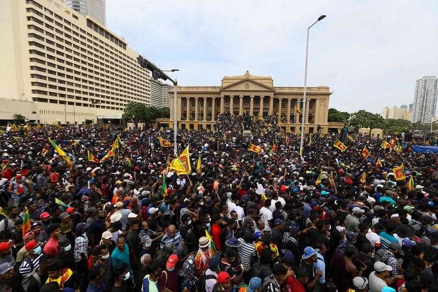 Đám đông biểu tình bên ngoài văn phòng Tổng thống Sri Lanka bày tỏ sự tức giận và yêu cầu ông từ chức.