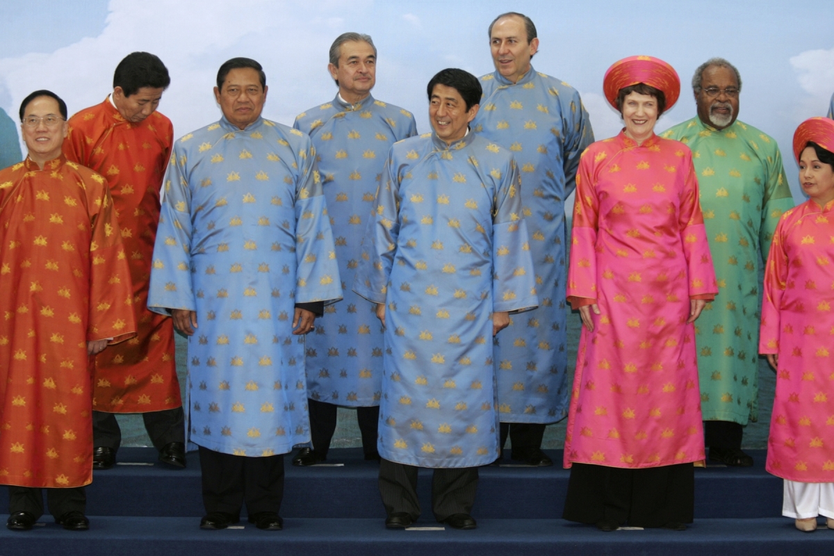 Thủ tướng Abe Shinzo (thứ ba từ trái qua, hàng đầu) cùng các lãnh đạo thế giới mặc trang phục truyền thống Việt Nam tại hội nghị APEC ở Hà Nội ngày 19/11/2006