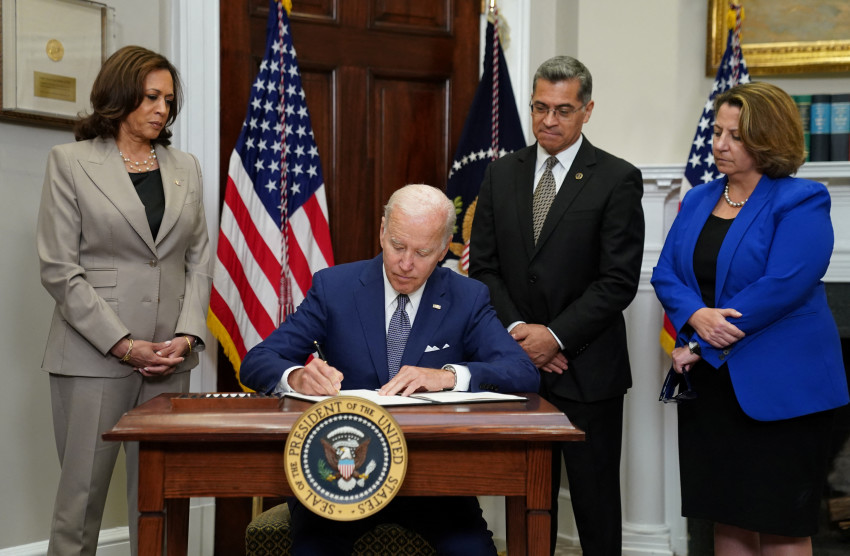 Tổng thống Hoa Kỳ Joe Biden ký một sắc lệnh hành pháp để giúp bảo vệ quyền tiếp cận của phụ nữ với việc phá thai và tránh thai .