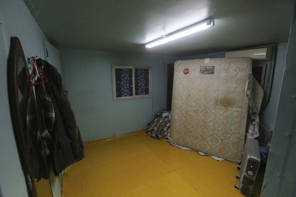 Thường có từ 3 đến 5 nữ lao động nhập cư sống chen chúc trong căn phòng nhỏ như thế này - Ảnh: Ahn Young-joon/AP