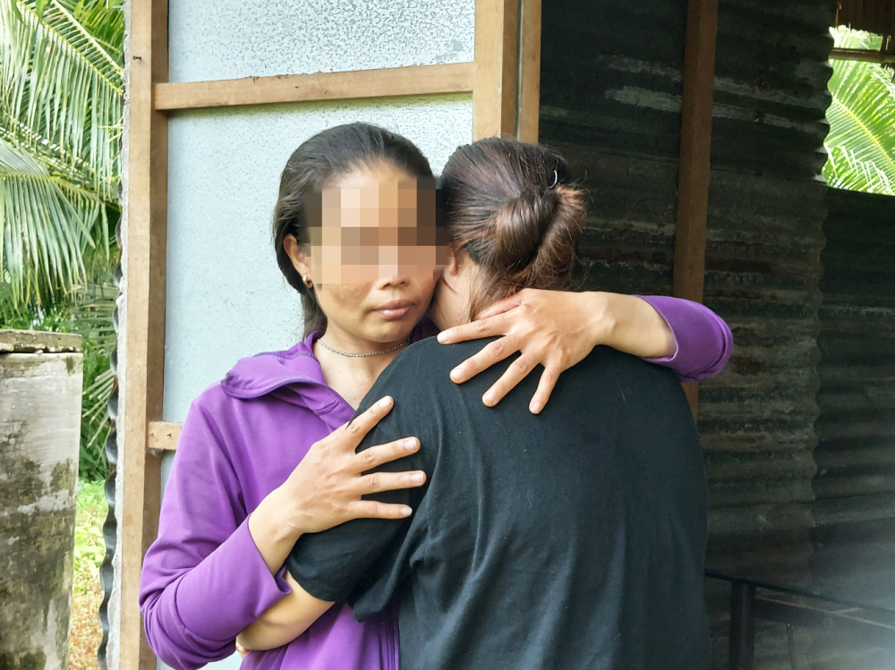 T.O. (người quay lưng) gặp lại mẹ sau 45 ngày bị lừa sang Campuchia