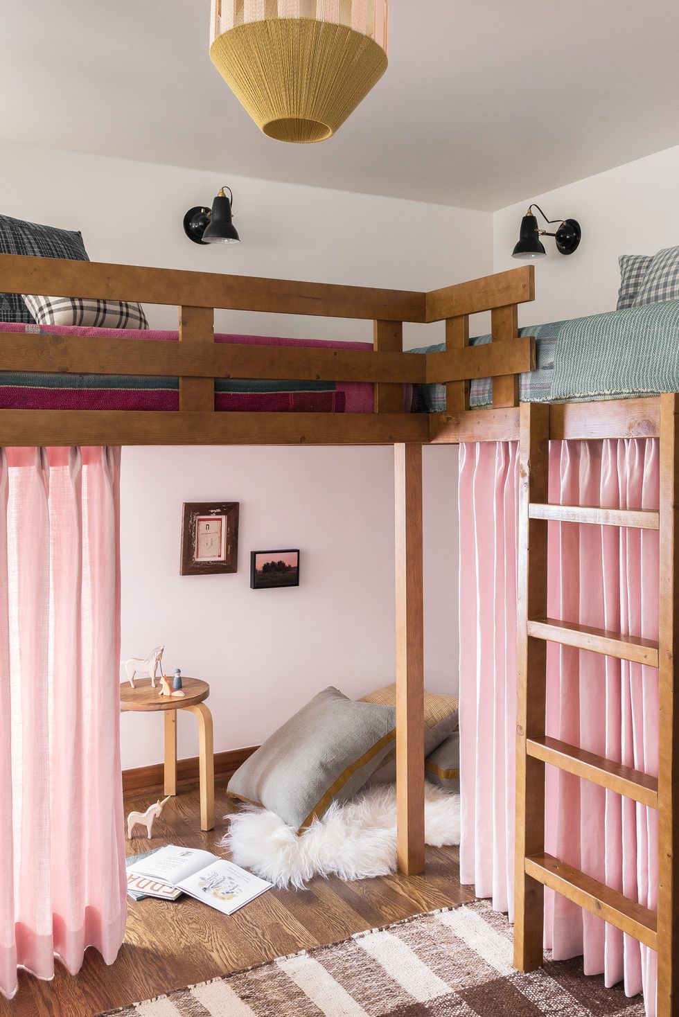 Trong phòng ngủ do Heidi Callier thiết kế này , rèm cửa màu hồng phấn làm nhẹ tâm trạng và tạo ra một khu vui chơi riêng biệt dưới các giường tầng trên cùng. Màu nâu ấm áp và gỗ tạo ra một nền tảng ấm áp, và mặc dù mỗi thiết bị cảm thấy thân thiện với trẻ em, nhưng nó cũng hòa hợp với phong cách của ngôi nhà nói chung.