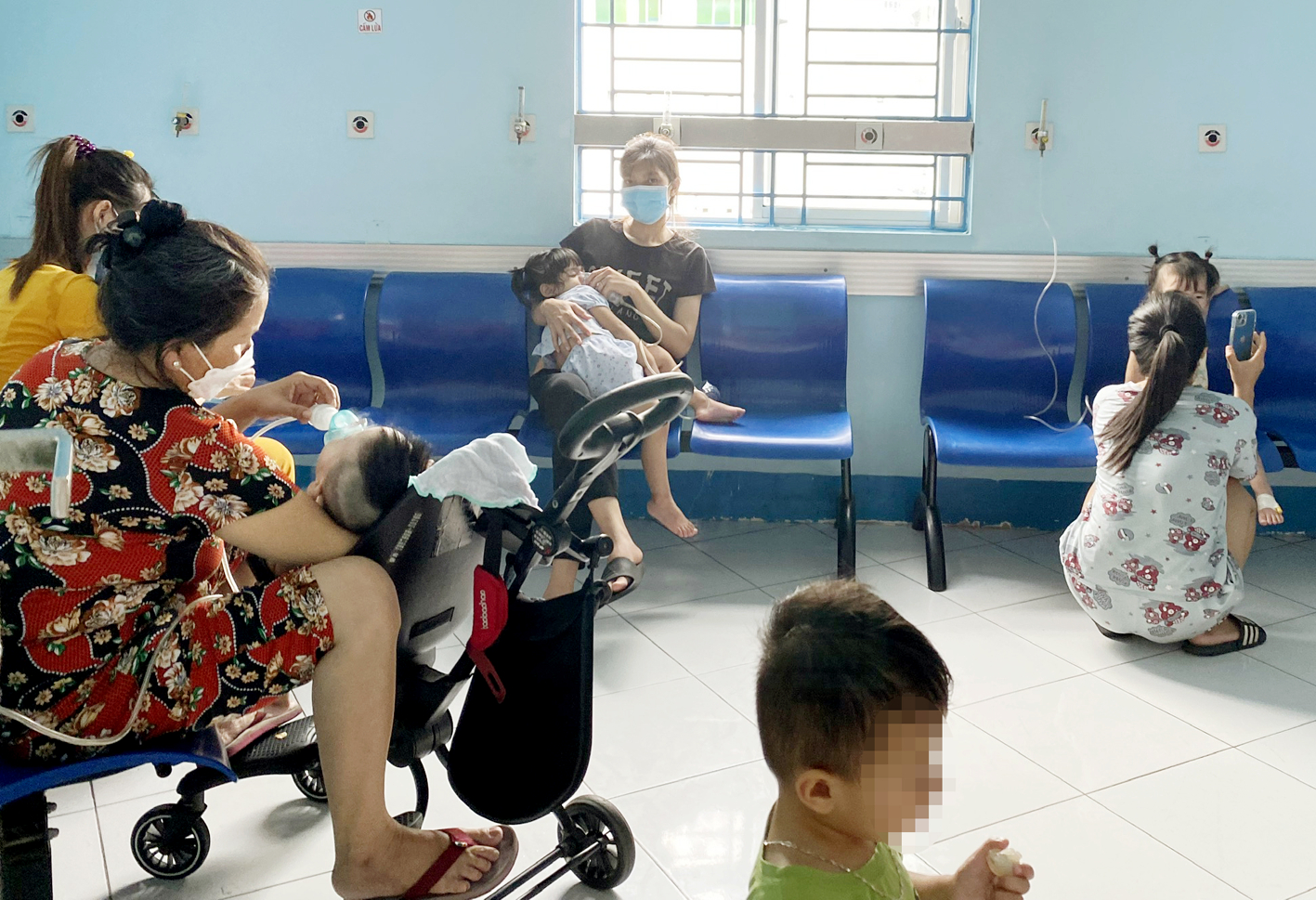 Các bé mắc bệnh liên quan đến hô hấp đang được phun khí dung điều trị tại Bệnh viện Nhi Đồng 1 TP.HCM - ẢNH: PHẠM AN