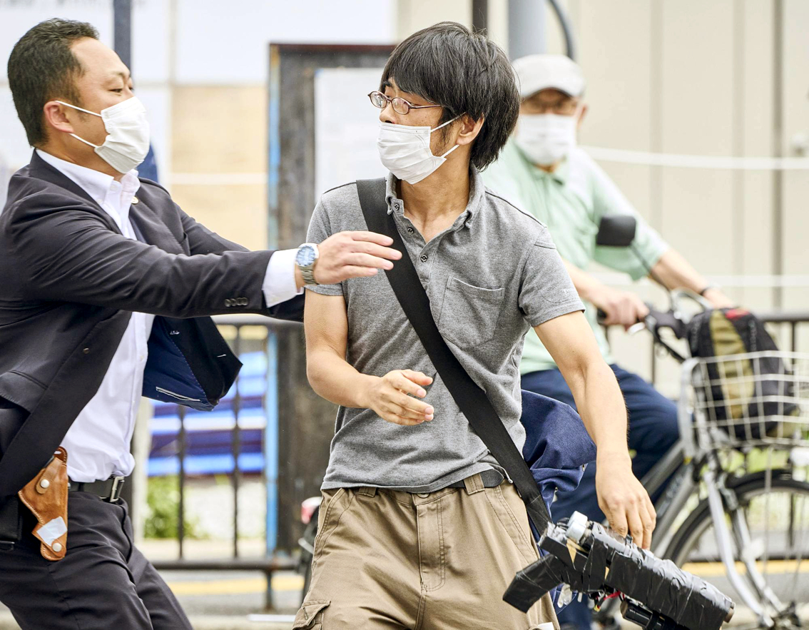 Nhân viên an ninh khống chế nghi phạm ám sát cựu Thủ tướng Shinzo Abe ở Nara, Nhật Bản - ẢNH: KYODO