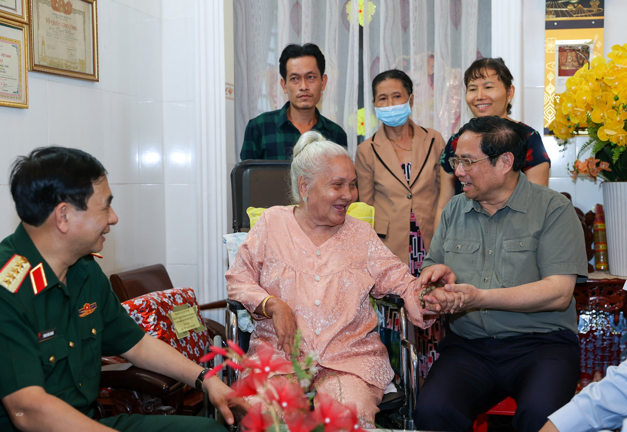 Thủ tướng Phạm Minh Chính thăm gia đình gia đình Mẹ Việt Nam anh hùng Lê Thị Bình (81 tuổi, ngụ tại phường An Phú, quận Ninh Kiều)