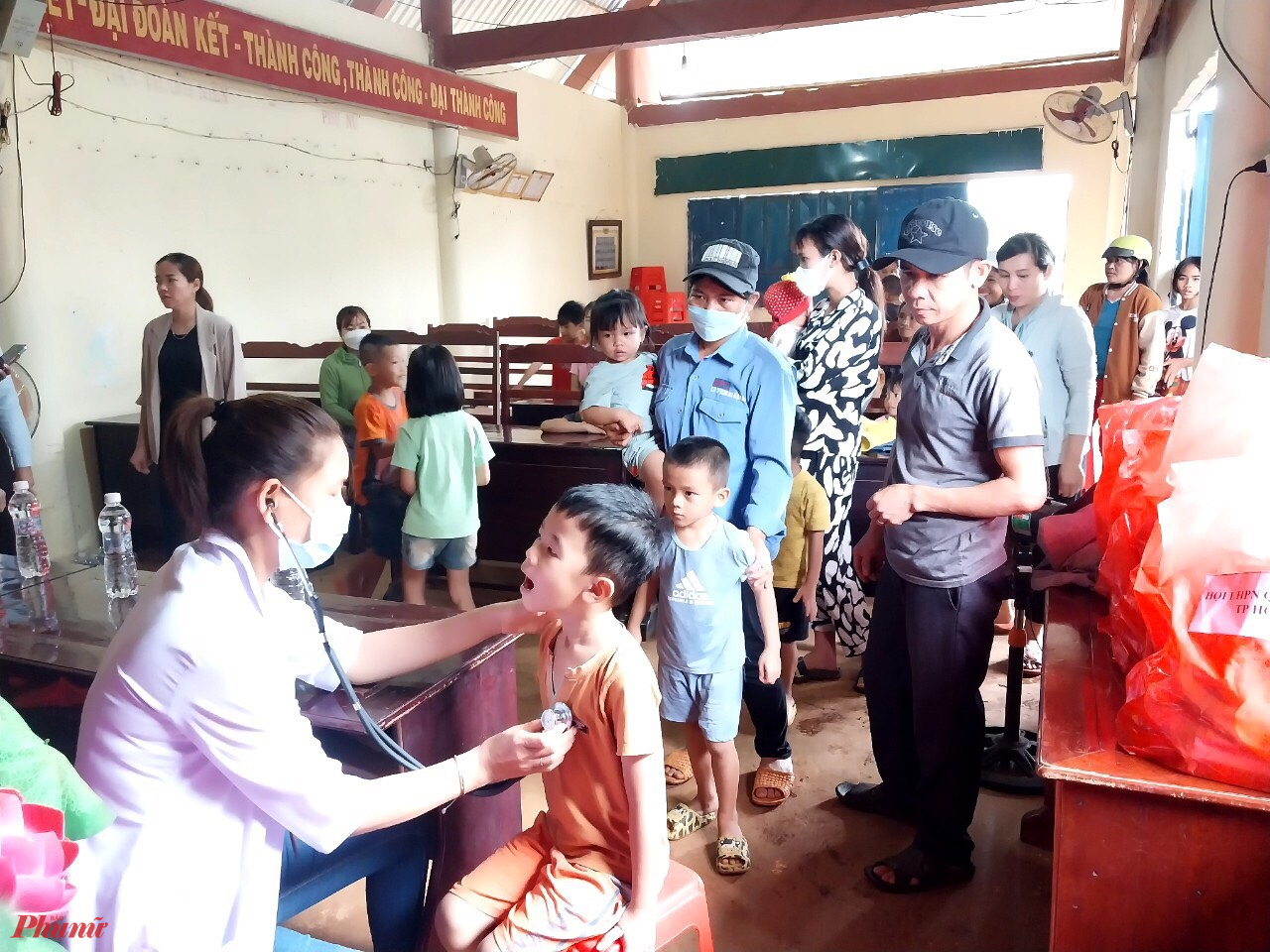 Đoàn y bác sĩ đến khám bệnh cho trẻ em tại vùng biên 