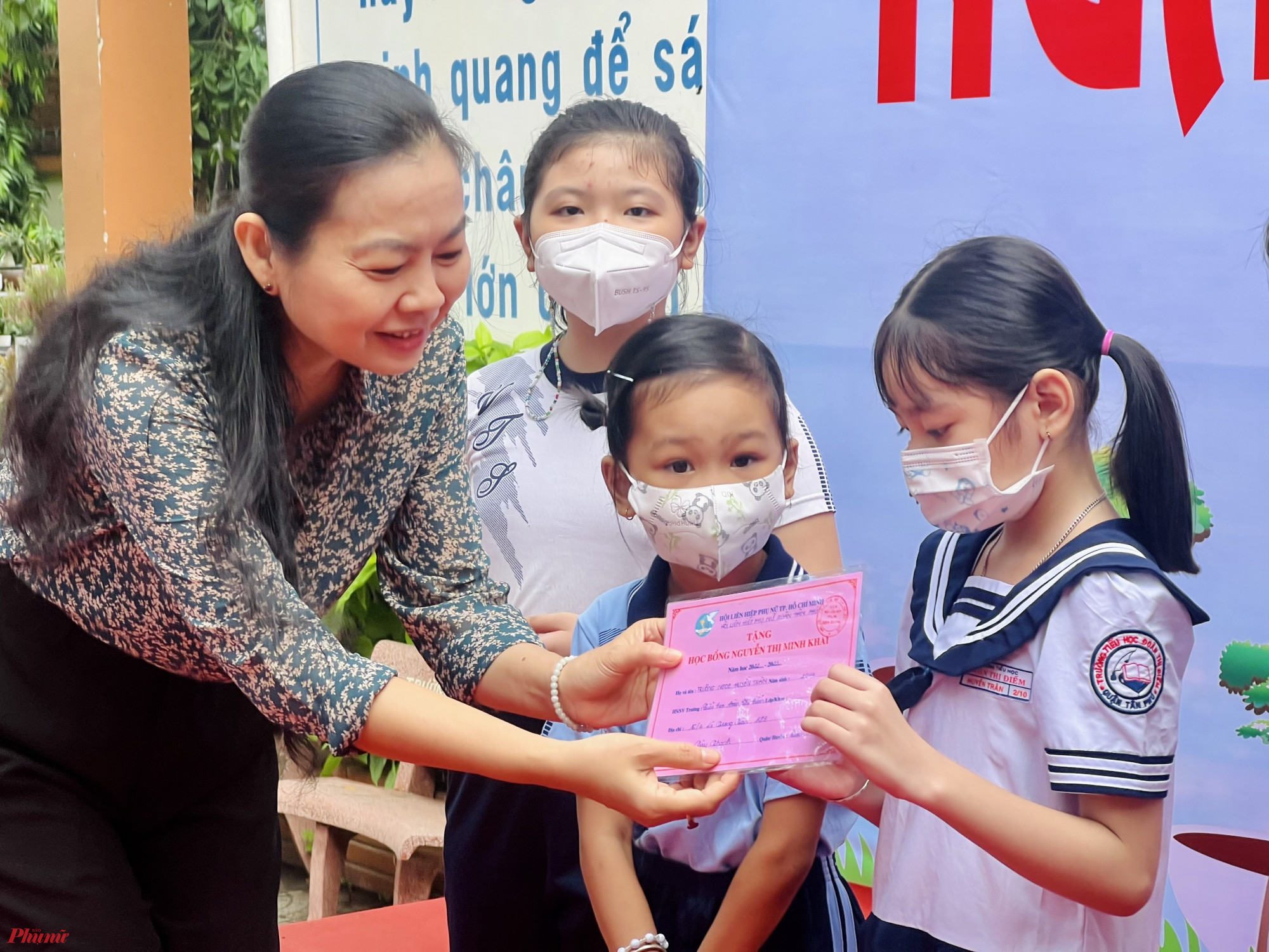 Bà Lâm Thị Ngọc Hoa - Phó Chủ tịch thường trực Hội LHPN TPHCM tặng học bổng cho trẻ em tại 'Ngày hội trẻ em' (Q.Tân Phú)