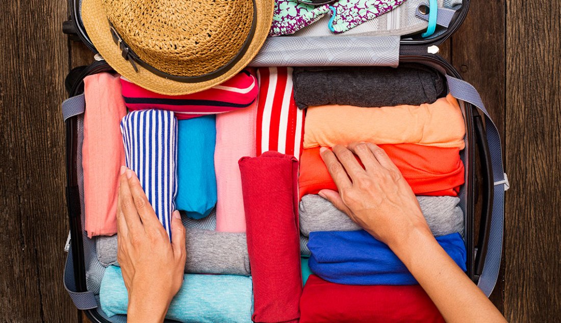 Tiết kiệm không gian trong vali bằng cách cuộn tròn áo quần thay vì gấp chúng theo cách thông thường - Ảnh: Getty Images