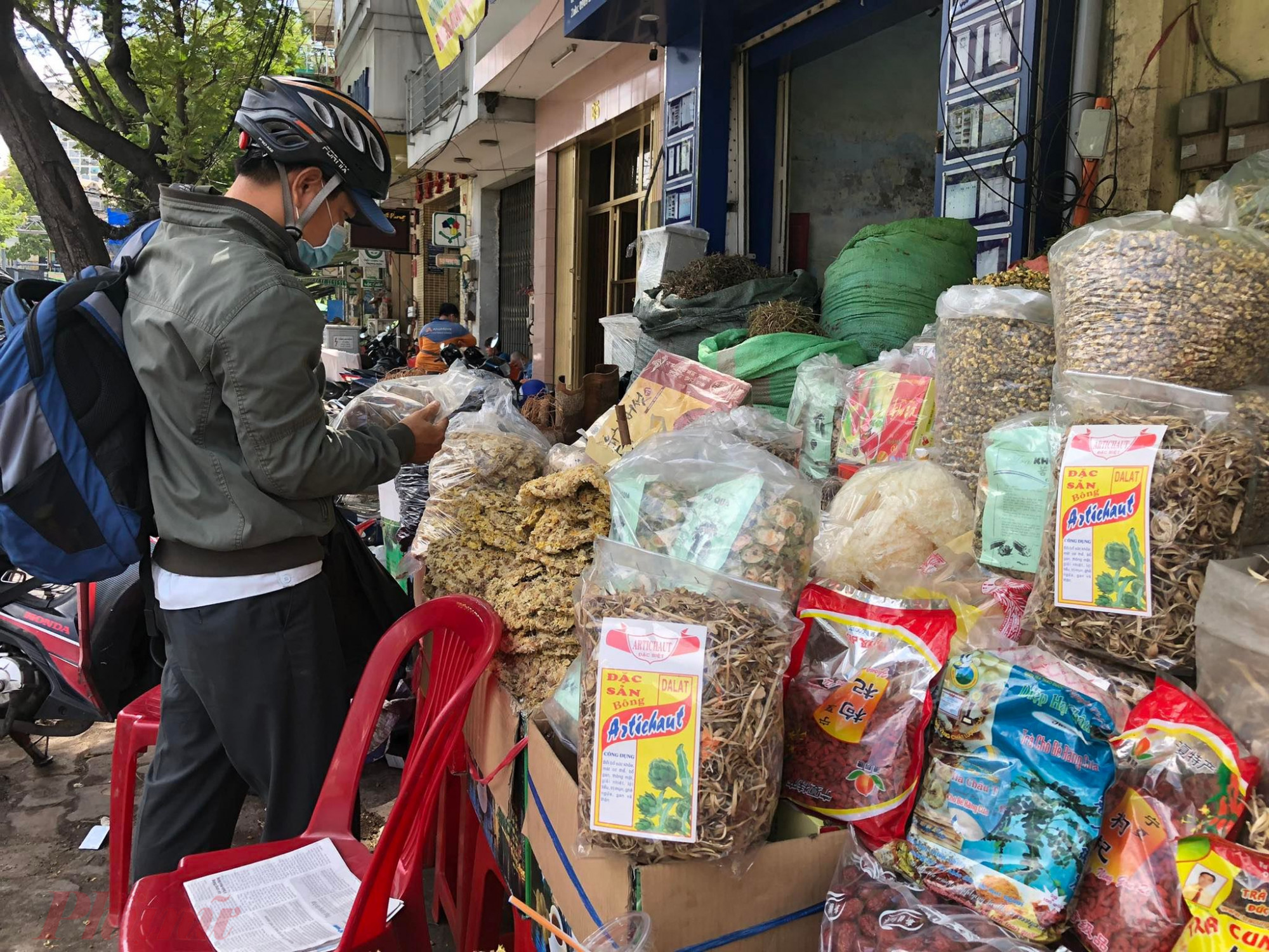 Không chỉ người dân tại TPHCM, người từ nhiều tỉnh/thành cũng tìm mua các loại thảo dược phòng ngừa COVID-19 tại đường Hải Thượng Lãng Ông