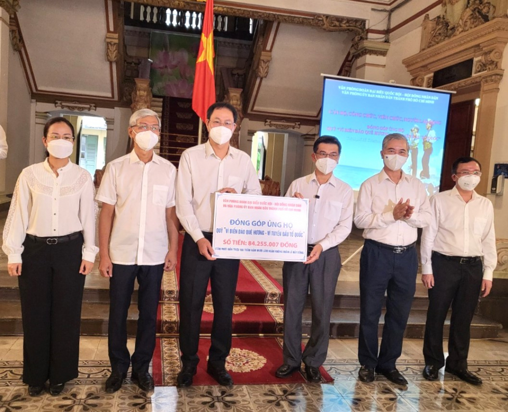 Ủy ban MTTQ Việt Nam TPHCM tiếp nhận tiền ủng hộ từ cán bộ, công chức, viên chức, người lao động