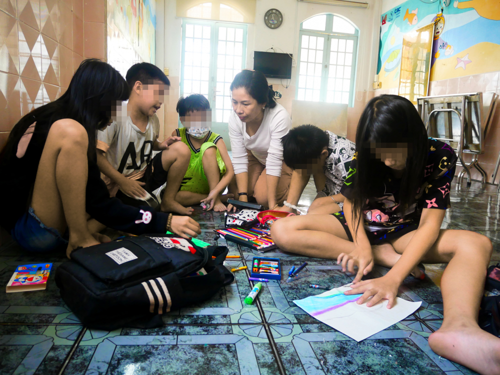 Bà Lê Thị Ngân - Giám đốc cơ sở Bảo trợ xã hội Thảo Đàn - vui chơi với các bé đang được cơ sở này bảo trợ