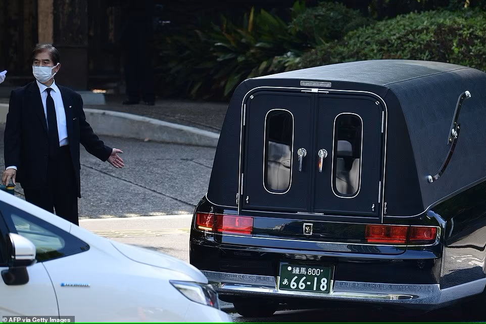 Hình ảnh chiếc xe tang đang đến đền Zojoji