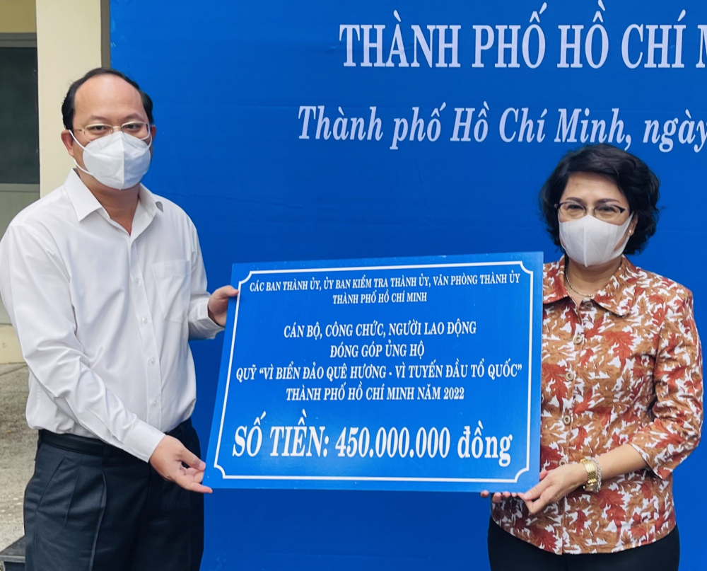 Phó bí thư Thành ủy TPHCM Nguyễn Hồ Hải trao số tiền ủng hộ cho Chủ tịch Ủy ban MTTQ Việt Nam TPHCM Tô Thị Bích Châu - Ảnh: Tường Lam.