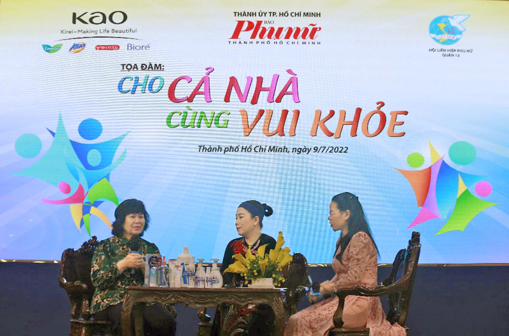 Hai vị khách mời: bác sĩ Phan Hồng Anh (bìa trái) và cô Lê Thị Thu Hằng (giữa) chia sẻ với chị em  về nhiều vấn đề trong buổi tọa đàm