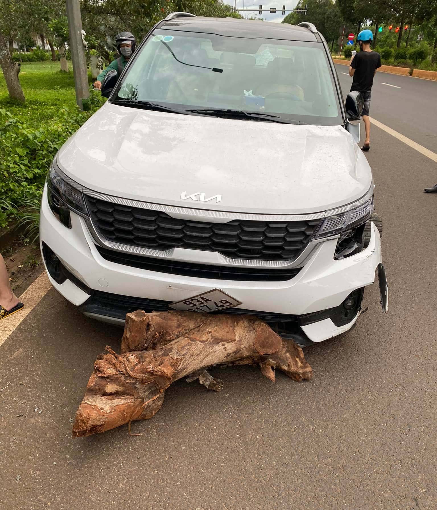 Người dân dùng cây gỗ chặn chiếc xe gây tai nạn