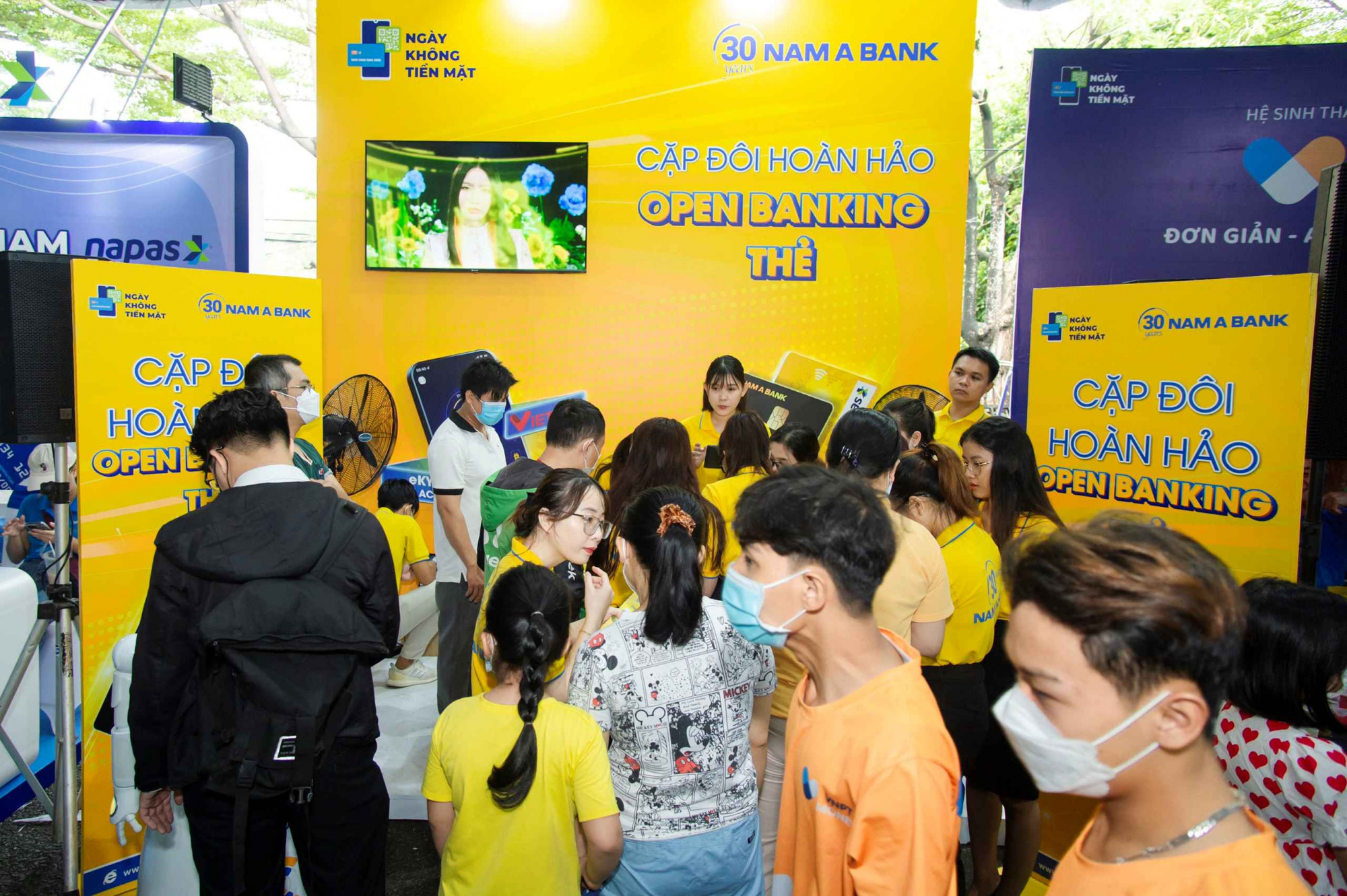 Công nhân tại Khu chế xuất Tân Thuận hào hứng trải nghiệm sản phẩm dịch vụ Nam A Bank tại hoạt động “Phiên chợ không tiền mặt” - Ảnh: Nam A Bank