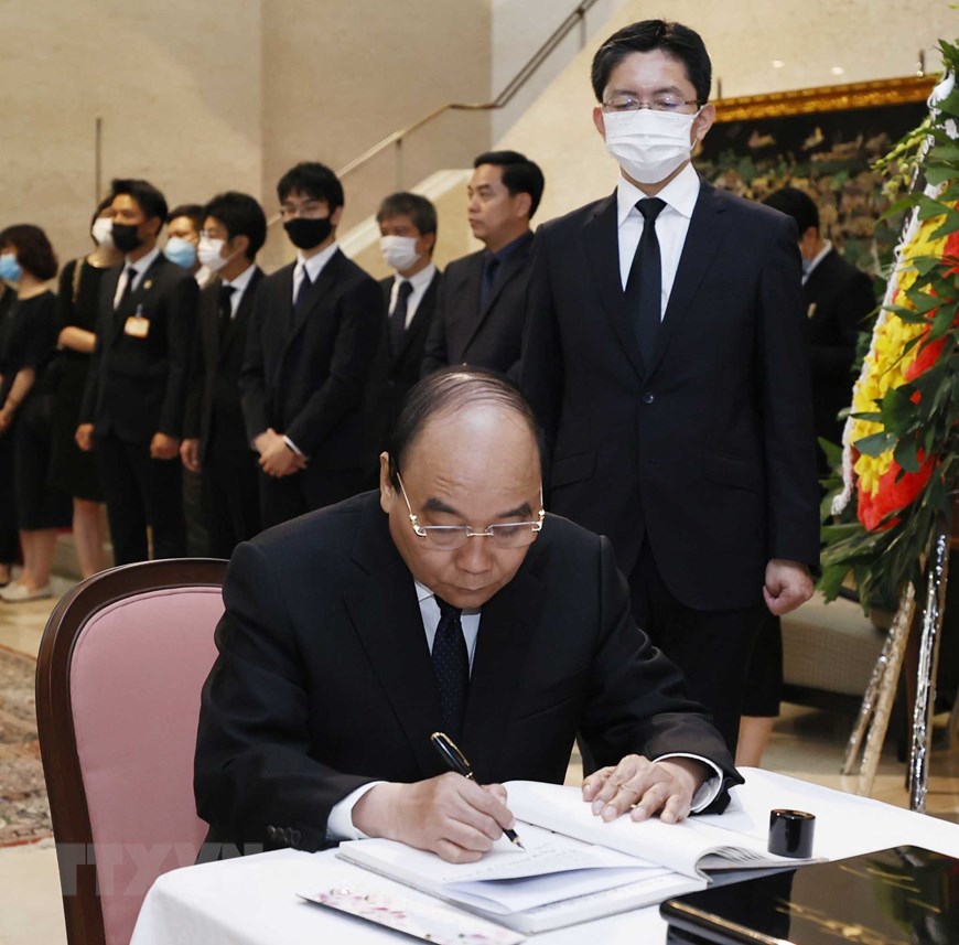 Chủ tịch nước Nguyễn Xuân Phúc ghi sổ tang tưởng niệm cố Thủ tướng Nhật Bản Abe Shinzo - Ảnh: Thống Nhất/TTXVN