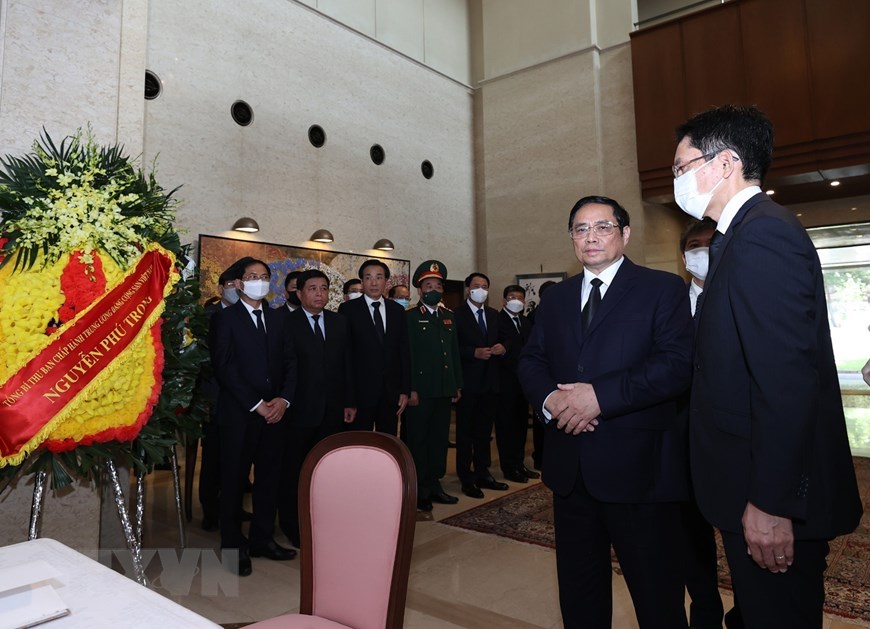 Thủ tướng Chính phủ Phạm Minh Chính chia buồn với cán bộ Đại sứ quán Nhật Bản tại Việt Nam - Ảnh: Dương Giang/TTXVN