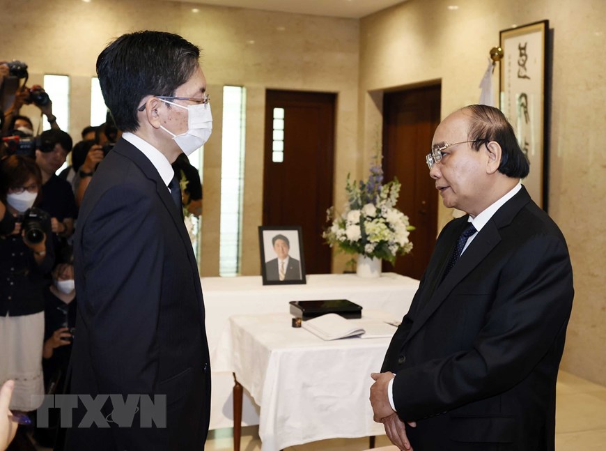 Chủ tịch nước Nguyễn Xuân Phúc chia buồn với cán bộ Đại sứ quán Nhật Bản tại Việt Nam - Ảnh: Thống Nhất/TTXVN)