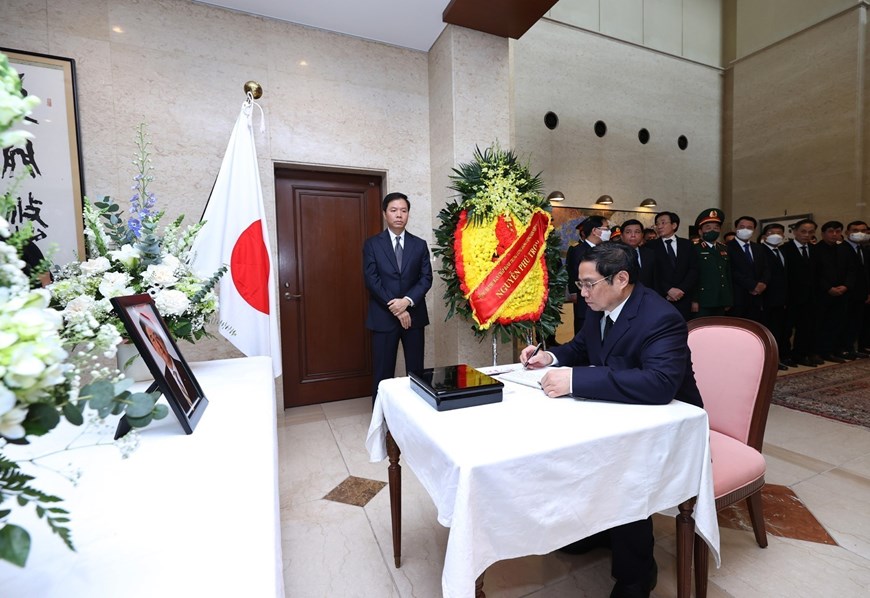 Thủ tướng Chính phủ Phạm Minh Chính ghi sổ tang tưởng niệm cố Thủ tướng Nhật Bản Abe Shinzo - Ảnh: Dương Giang/TTXVN