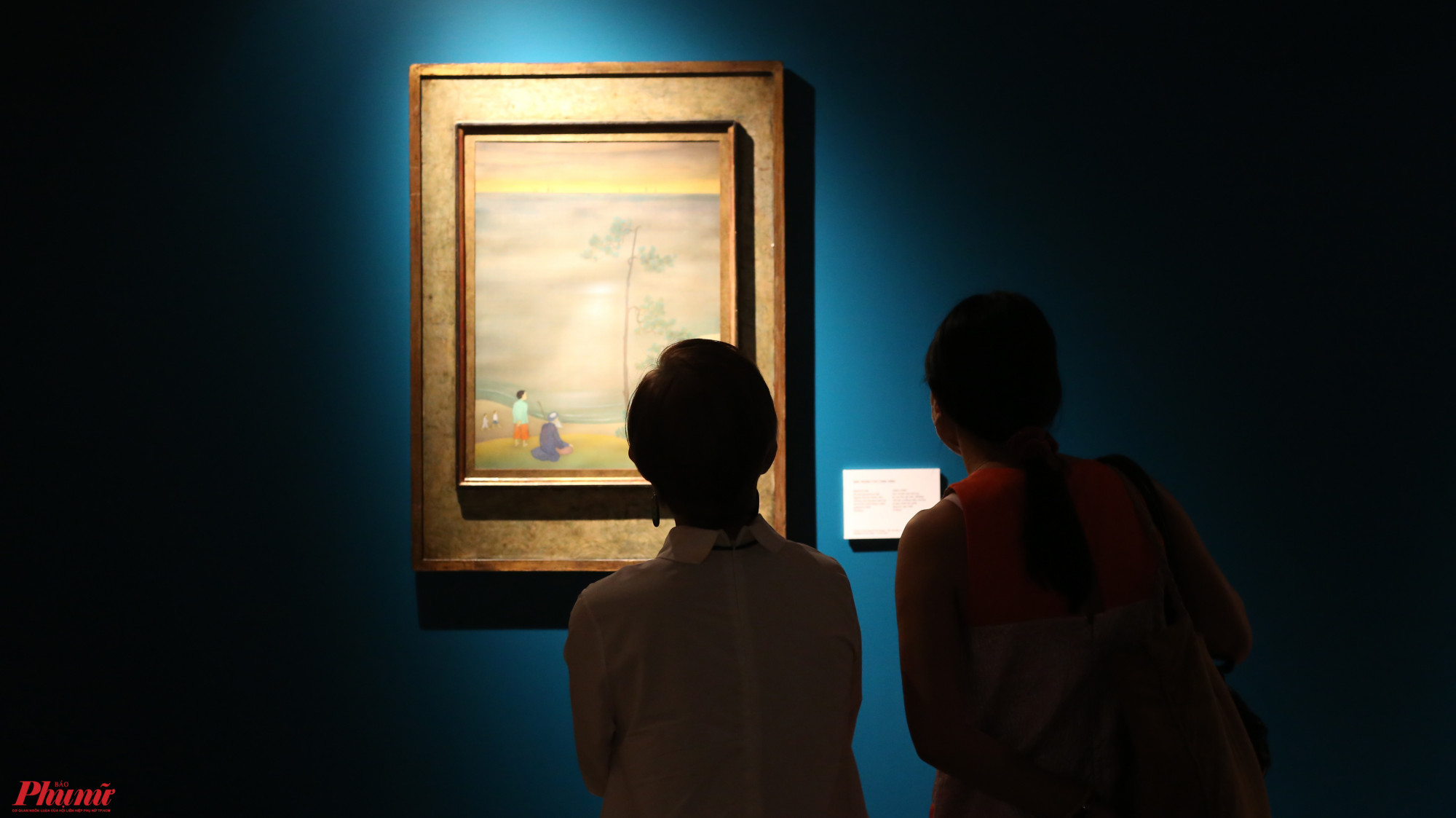 2 người xem chăm chú trước bức tranh mang tên Lặng thiền của danh hoạ Mai Trung Thứ. Bức này có kích thước 