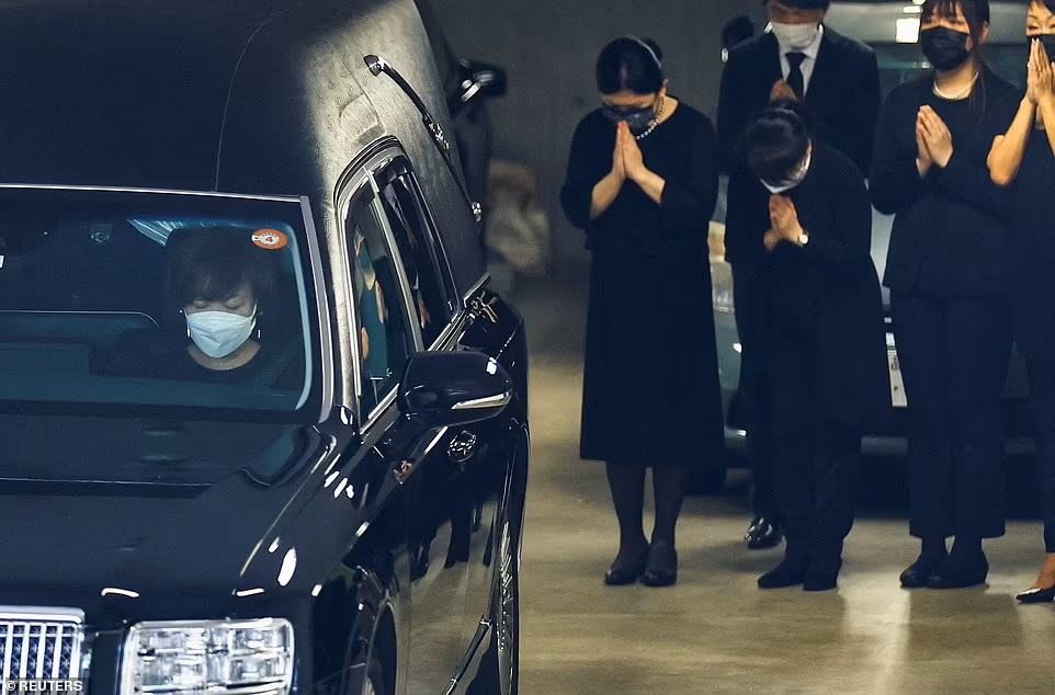 Akie Abe, 60 tuổi, góa phụ của cựu thủ tướng Nhật Bản Shinzo Abe (trái), trông xúc động khi rời ngôi nhà của gia đình