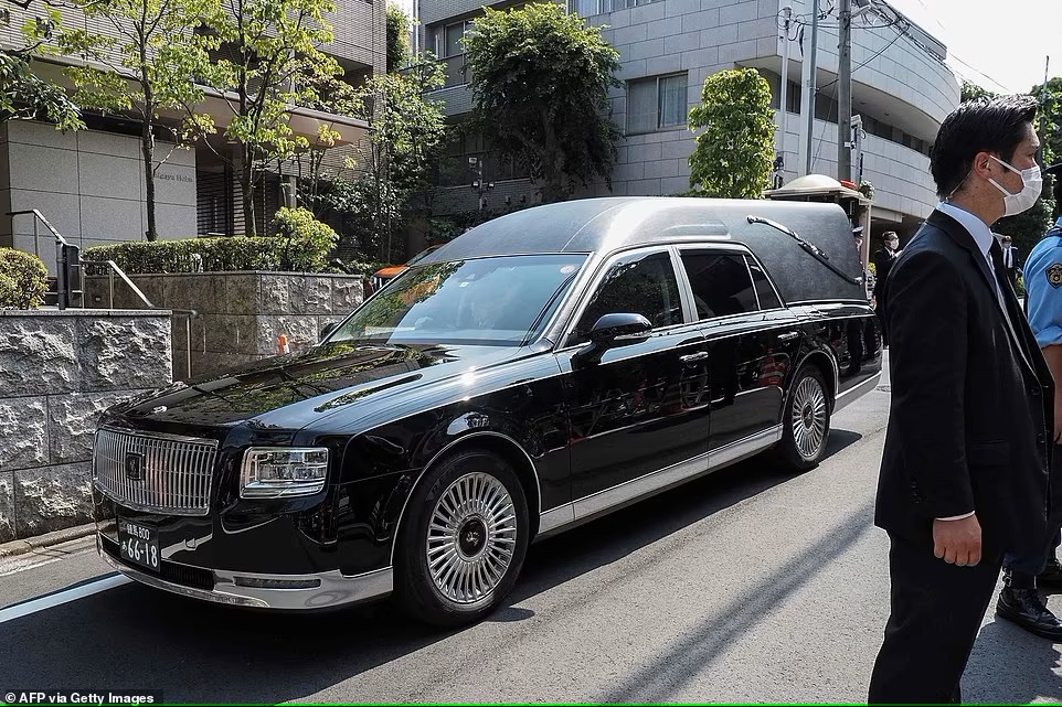 Chiếc xe chở linh cữu của cố th3u tướng Shinzo Abe rời nhà của gia đình ở Tokyo