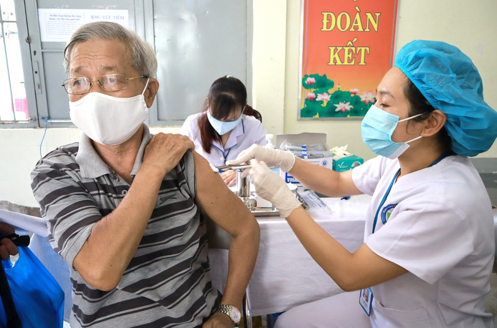 gười dân tại quận Bình Thạnh trong chiến dịch tiêm vắc xin ngừa COVID-19 mũi nhắc lại