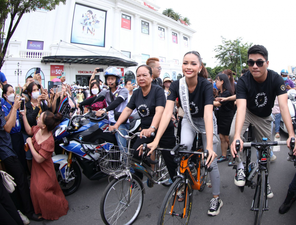 Mẹ Ngọc Châu cũng tham gia diễu hành quảng bá Tây Ninh cùng con gái