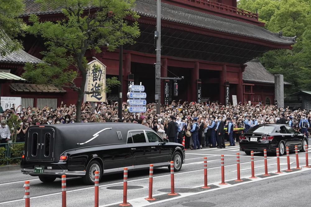 Chiếc xe chở thi hài của cựu Thủ tướng Nhật Bản Shinzo Abe rời khỏi chùa Zojoji sau tang lễ của ông ở Tokyo