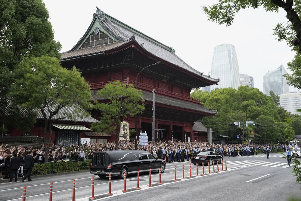 Xe chở thi hài của cựu Thủ tướng Nhật Bản Shinzo Abe rời đền Zojoji sau lễ tang của ông