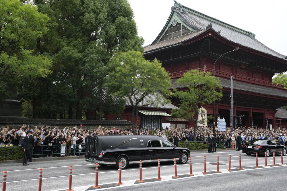 Người dân tập trung xung quanh chùa Zojoji khi xe rời đi