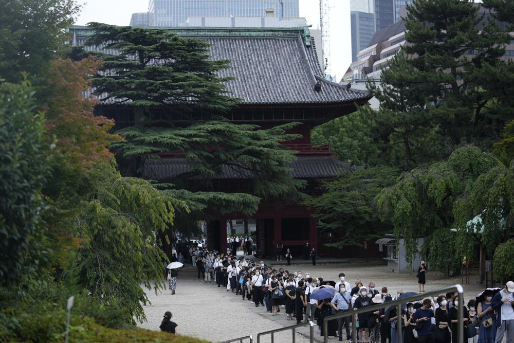 Mọi người xếp hàng chờ đợi trước khu vực cầu nguyện để bày tỏ sự kính trọng đối với cựu Thủ tướng Nhật Bản Shinzo Abe tại chùa Zojoji