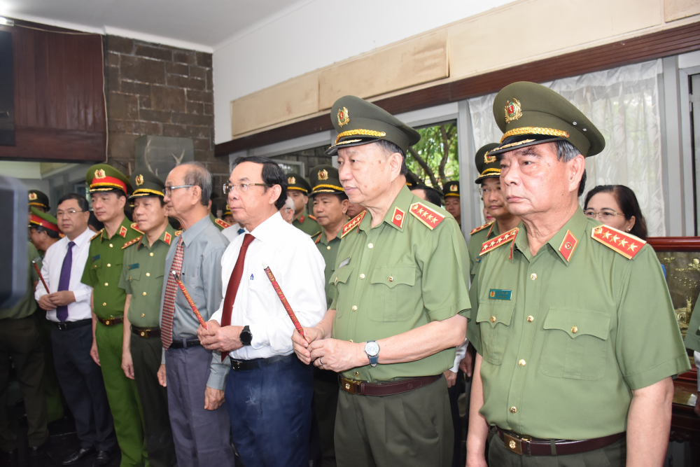 Sáng 12/7, đoàn đại biểu lãnh đạo Bộ Công an, lãnh đạo TPHCM và tỉnh Nam Định đã đến 