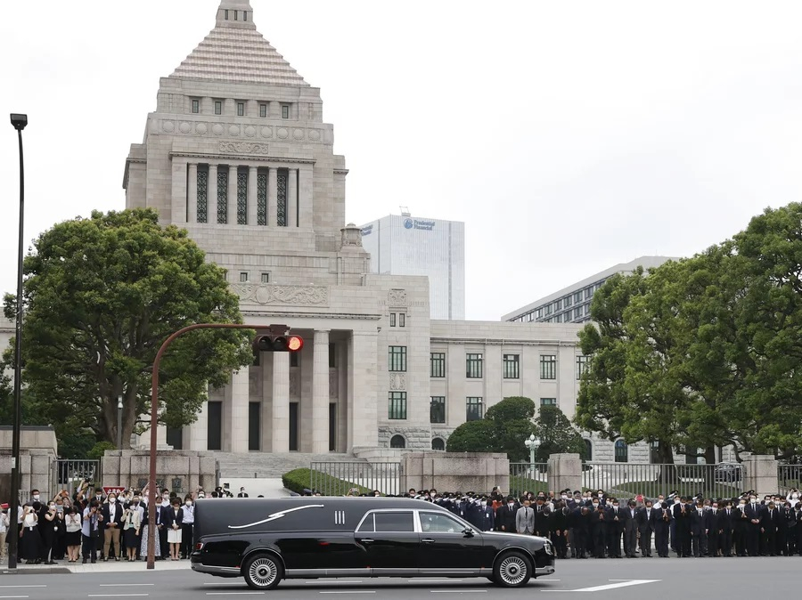Chiếc xe tang chở thi hài của cựu Thủ tướng Shinzo Abe, có một chuyến thăm ngắn ngủi đến tòa nhà quốc hội sau lễ tang của ông
