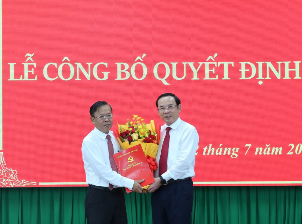 Bí thư Thành ủy TPHCM Nguyễn Văn Nên trao quyết định cho tân Bí thư Thành ủy TP. Thủ Đức Nguyễn Hữu Hiệp.