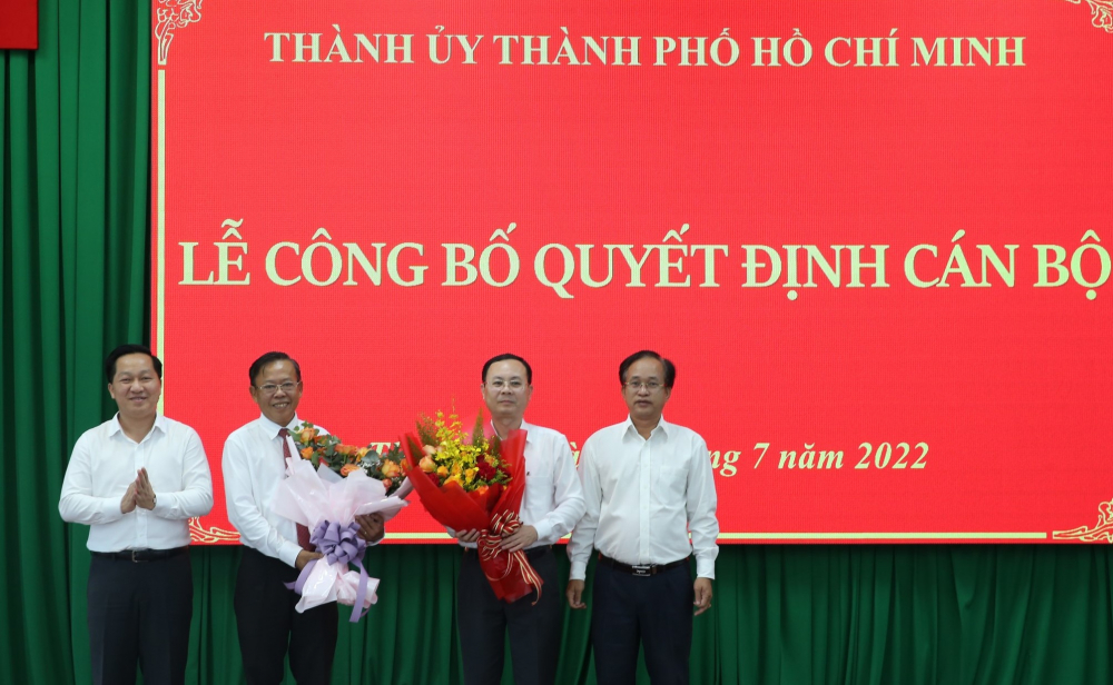 Lãnh đạo TP. Thủ Đức tặng hoa cho ông Nguyễn Hữu Hiệp và ông Nguyễn Văn Hiếu.