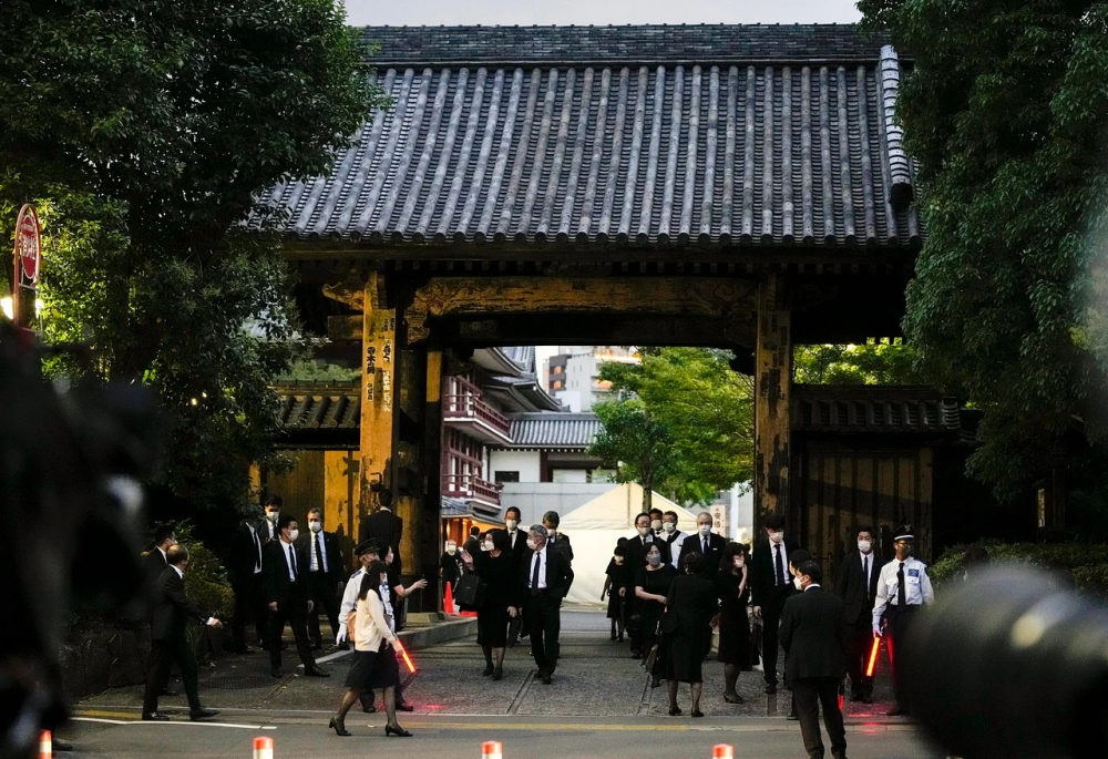 Những người tham dự lễ tụng kinh riêng cho cựu thủ tướng Nhật Bản Shinzo Abe rời khỏi đền Zojoji ở Tokyo vào chiều 11/7