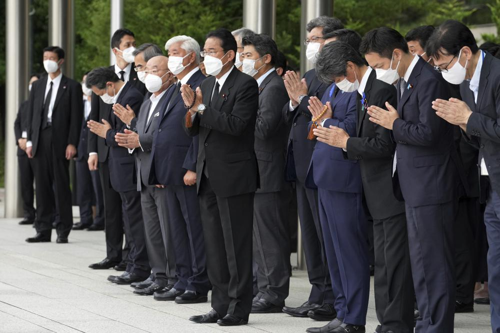 Thủ tướng Nhật Bản Fumio Kishida, trung tâm, các quan chức và nhân viên cúi chào từ biệt trước xe tang chở thi hài của cựu Thủ tướng Shinzo Abe