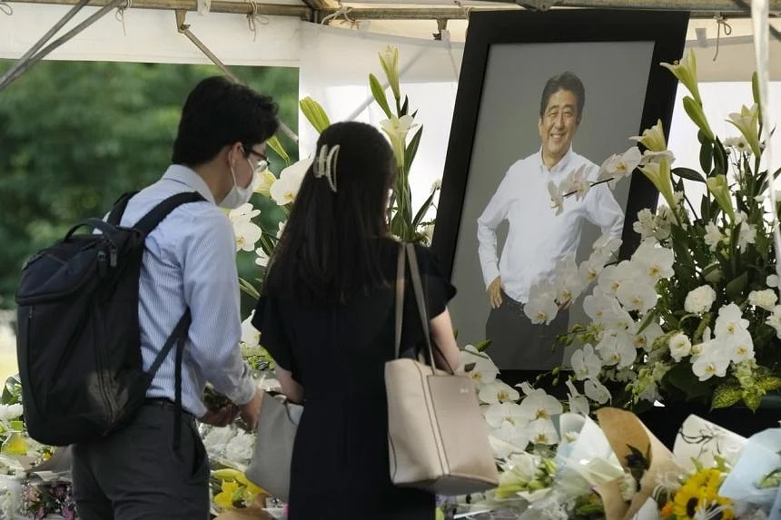 Người dân đến dâng hoa và cầu nguyện tại khu vực tưởng nhớ cựu thủ tướng Nhật Bản Shinzo Abe tại chùa Zojoji ở Tokyo