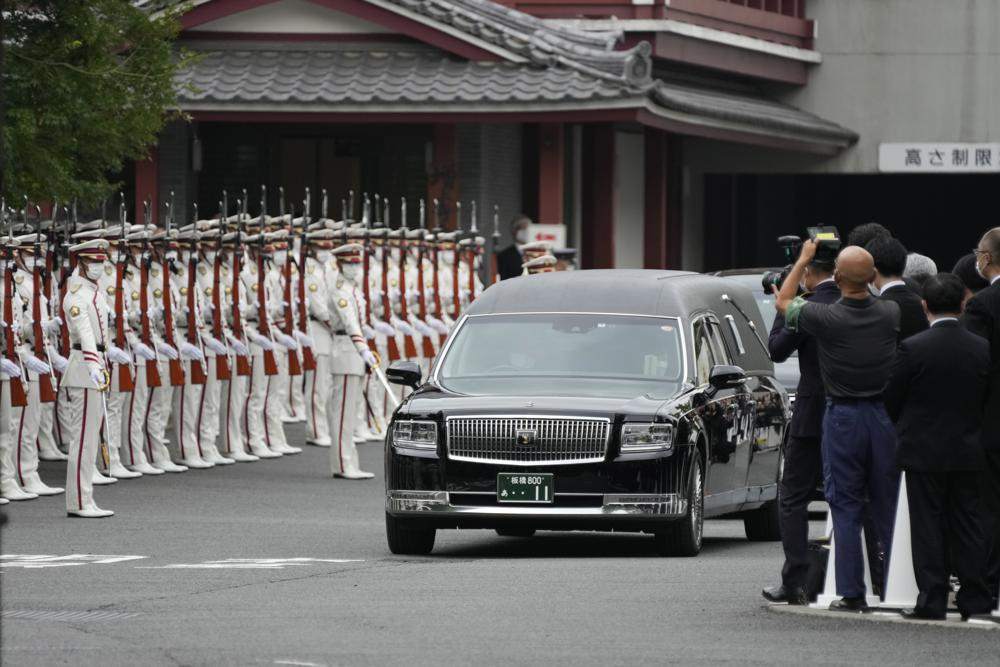 Xe tang chở thi hài của cựu Thủ tướng Nhật Bản Shinzo Abe di chuyển qua đội bảo vệ danh dự khi rời khỏi chùa Zojoji
