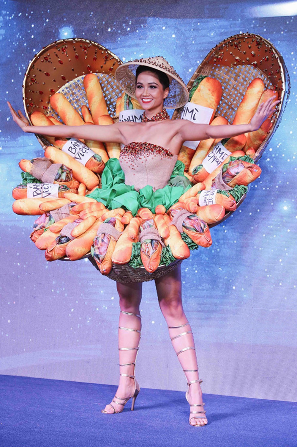Trong bộ trang phục bánh mì gây ấn tượng, H’Hen Niê giới thiệu món ăn đặc trung của người Việt với bạn bè thế giới tại đấu trường Miss Universe 2018.