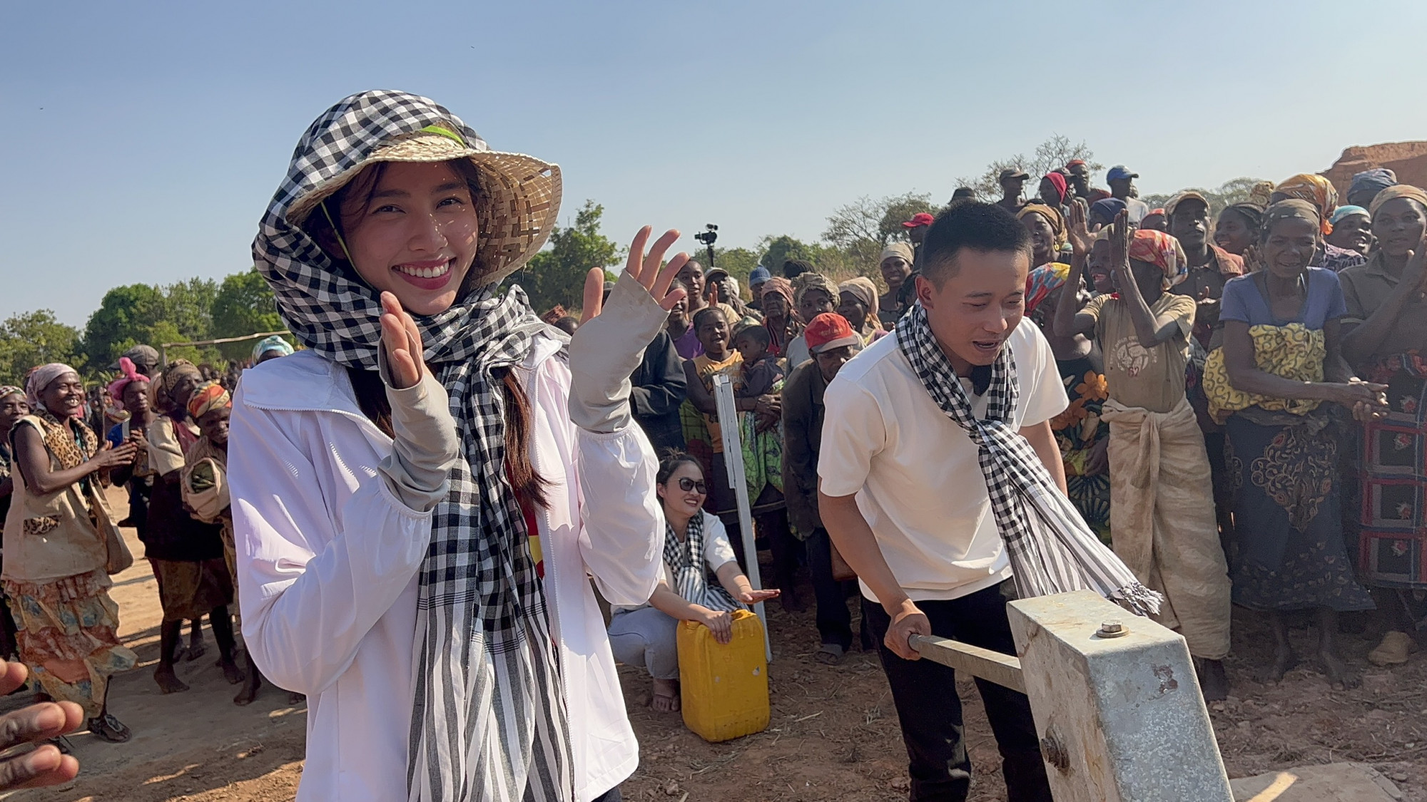 Hoa hậu Thuỳ Tiên và Quang Linh Vlog trao tặng giếng nước cho người dân