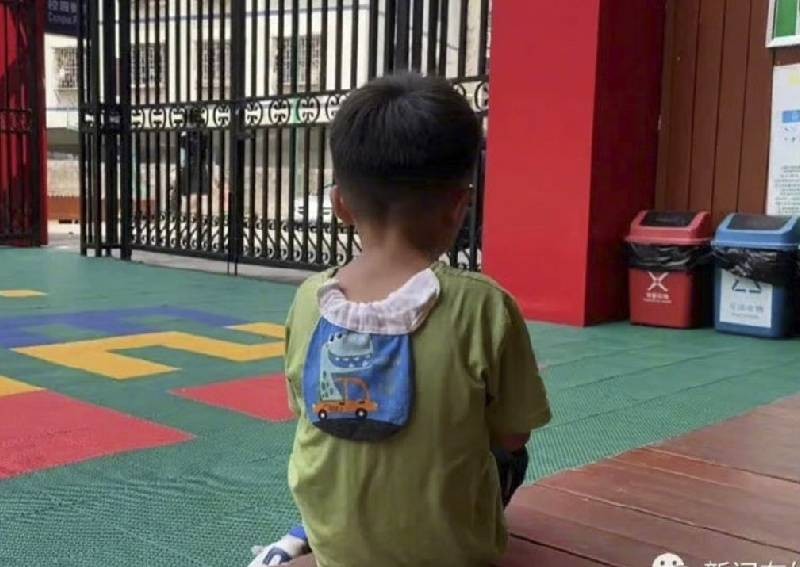 Cậu bé, 5 tuổi, bị bỏ rơi ở trường sau khi người cha nhận ra cậu không phải là cha ruột. Weibo