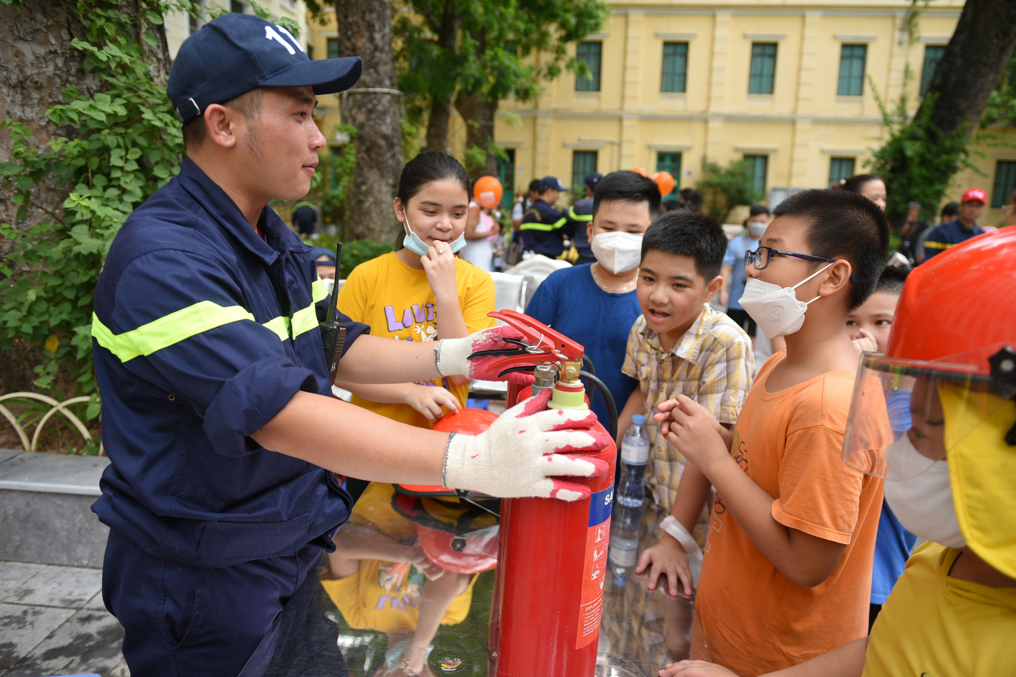 Nhằm nâng cao nhận thức, kỹ năng PCCC&CNCH cho học sinh, sinh viên trên địa bàn, Công an quận Hoàn Kiếm (Hà Nội) phối hợp với UBND các phường tổ chức Chương trình trải nghiệm “Chúng em là lính cứu hỏa”. 